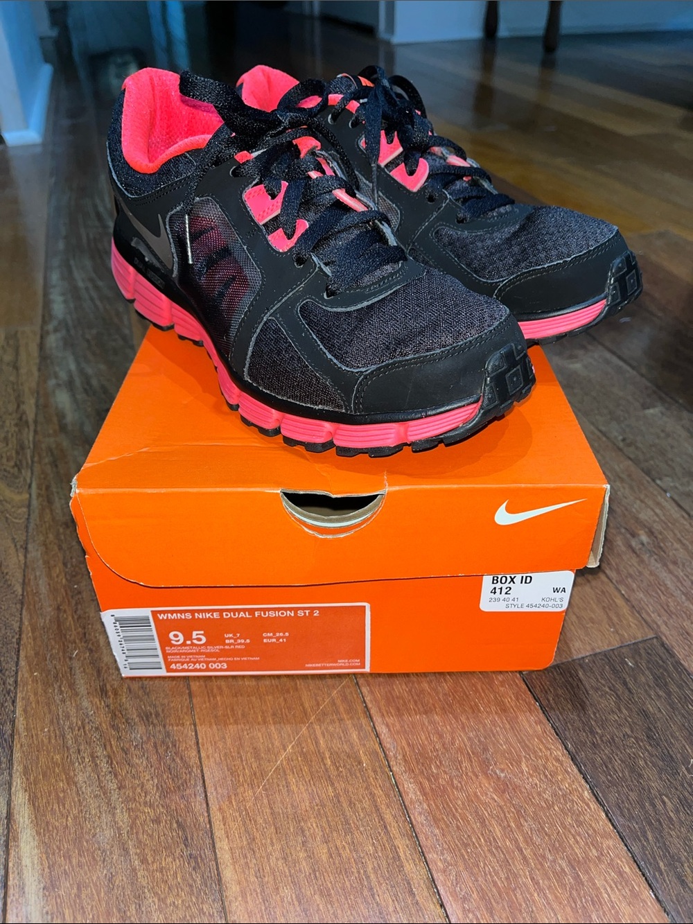 Nike Women's Black and Hot Pink Running Sneakers